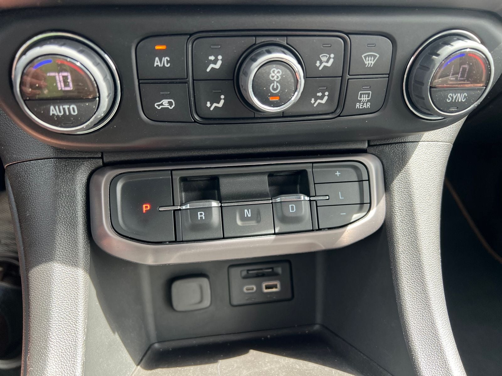 2022 GMC Acadia AT4